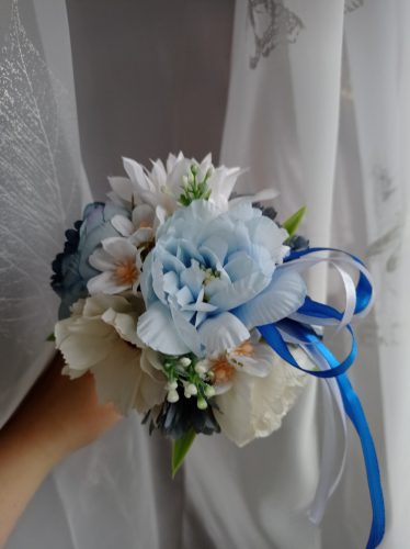 Kék-fehér vegyes virágcsokor tölcsérben