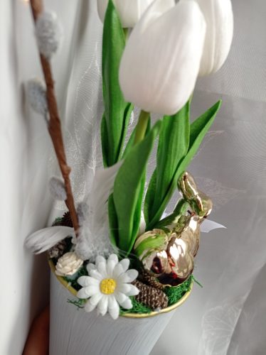 Húsvéti tulipános asztaldísz nyuszival fehér