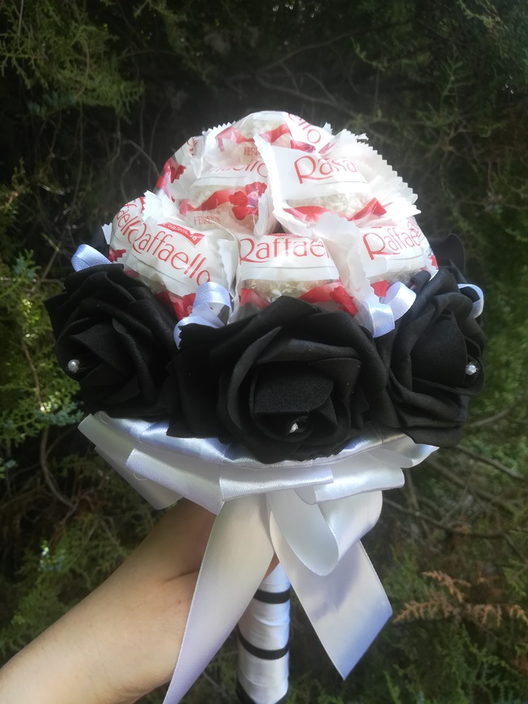 Fekete rózsával kértek bonbonos ballagási csokrot