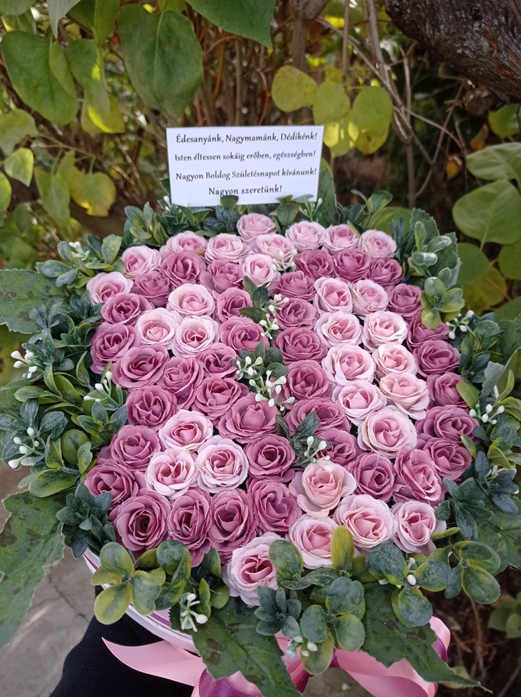 80. születésnapra készült virágdoboz, 80-as szám virágokból, egyedi szöveggel